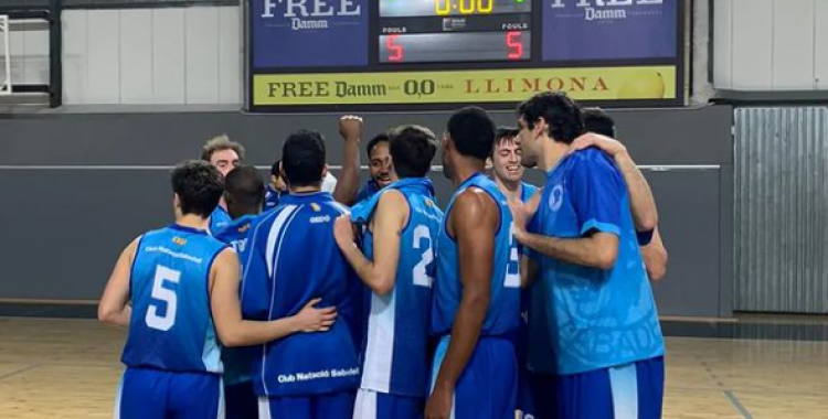 La plantilla del CNS celebrant la victòria | CNS Bàsquet